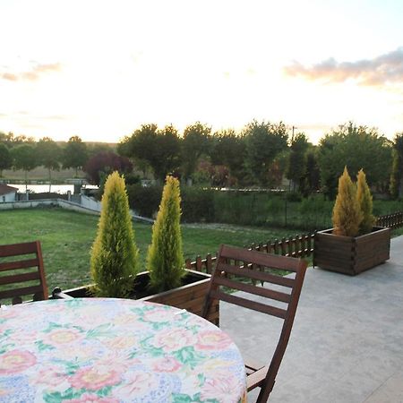 La Maison Et Son Jardin Sur Le Canal De Bourgogne Ravieres Bagian luar foto