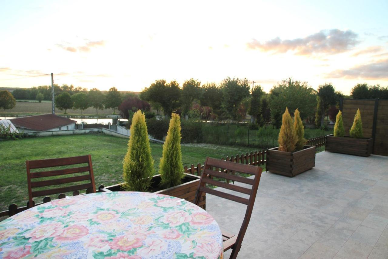 La Maison Et Son Jardin Sur Le Canal De Bourgogne Ravieres Bagian luar foto