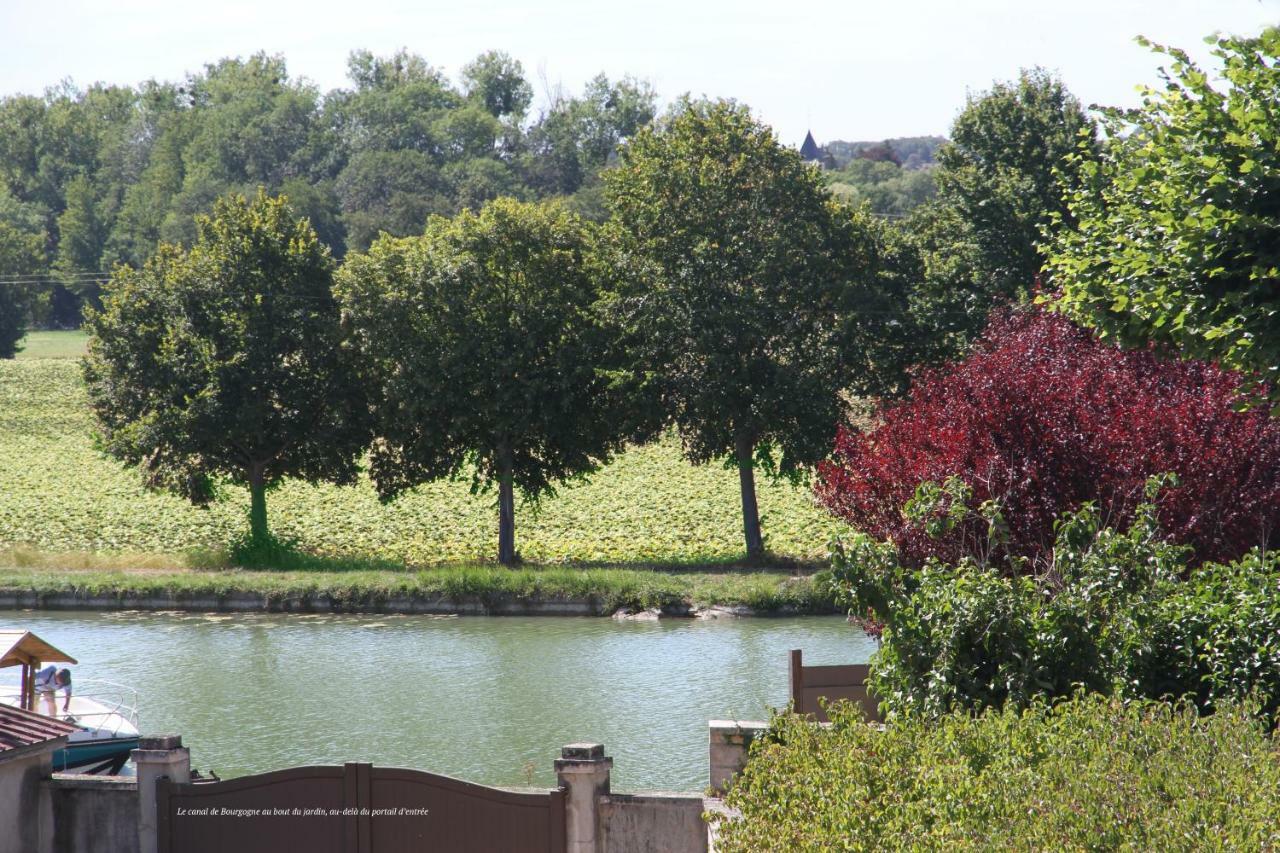 La Maison Et Son Jardin Sur Le Canal De Bourgogne Ravieres Bagian luar foto
