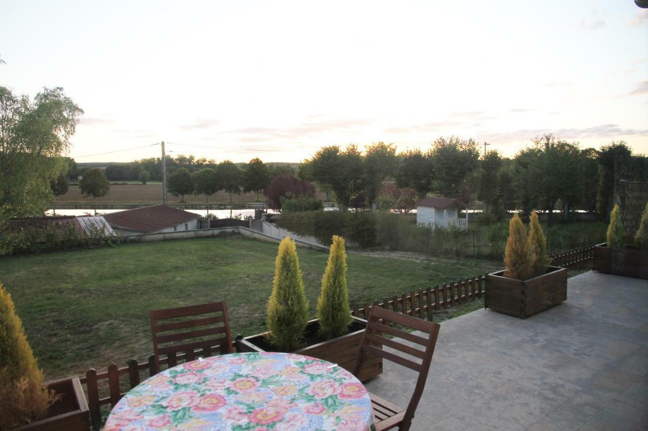 La Maison Et Son Jardin Sur Le Canal De Bourgogne Ravieres Bagian luar foto